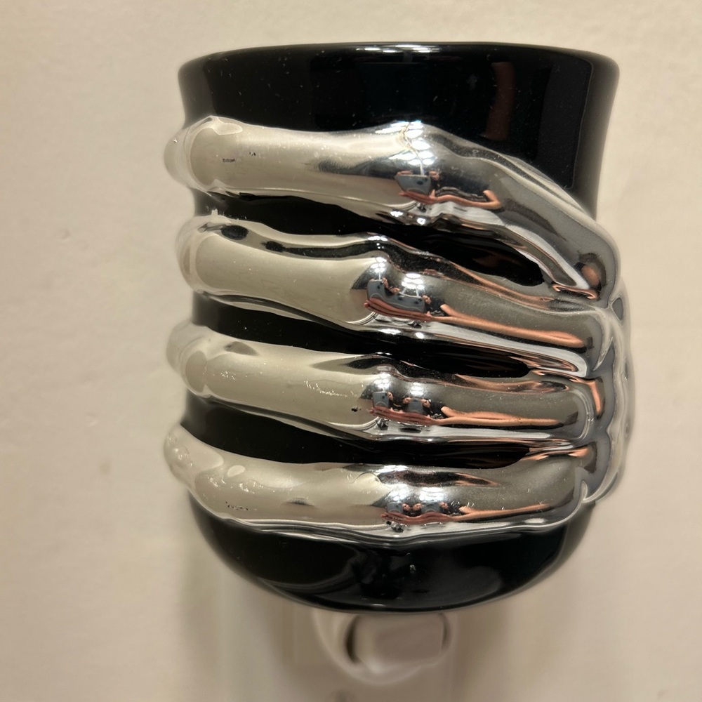 Scentsy retired Ghoulish Grip plug in warmer